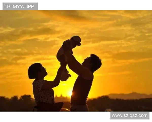 足球明星与女儿温馨瞬间的背影照展现亲情与运动的完美结合